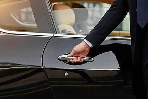 Huur een auto met privéchauffeur via Pantarij Chauffeursdiensten voor een luxe en zorgeloze rit.